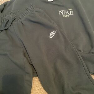Nike women’s Sweatpants & Jogger matching set.
